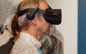 Man van middelbare leeftijd test een product waar een VR-bril bij wordt gebruikt